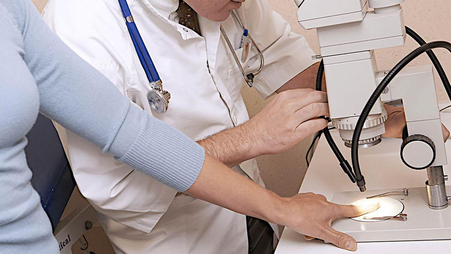 Undersøgelse af blodkar i neglene